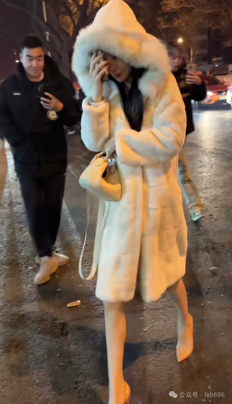 这双美腿真是细得惊人，感觉还没有我的胳膊粗呢！-51吃瓜网 - 吃瓜群众最爱的吃瓜网站