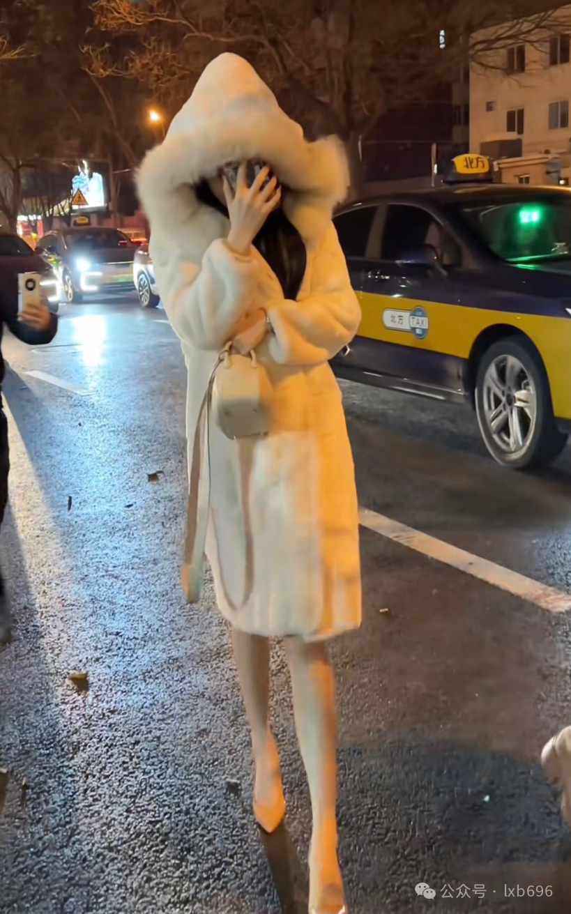 这双美腿真是细得惊人，感觉还没有我的胳膊粗呢！-51吃瓜网 - 吃瓜群众最爱的吃瓜网站