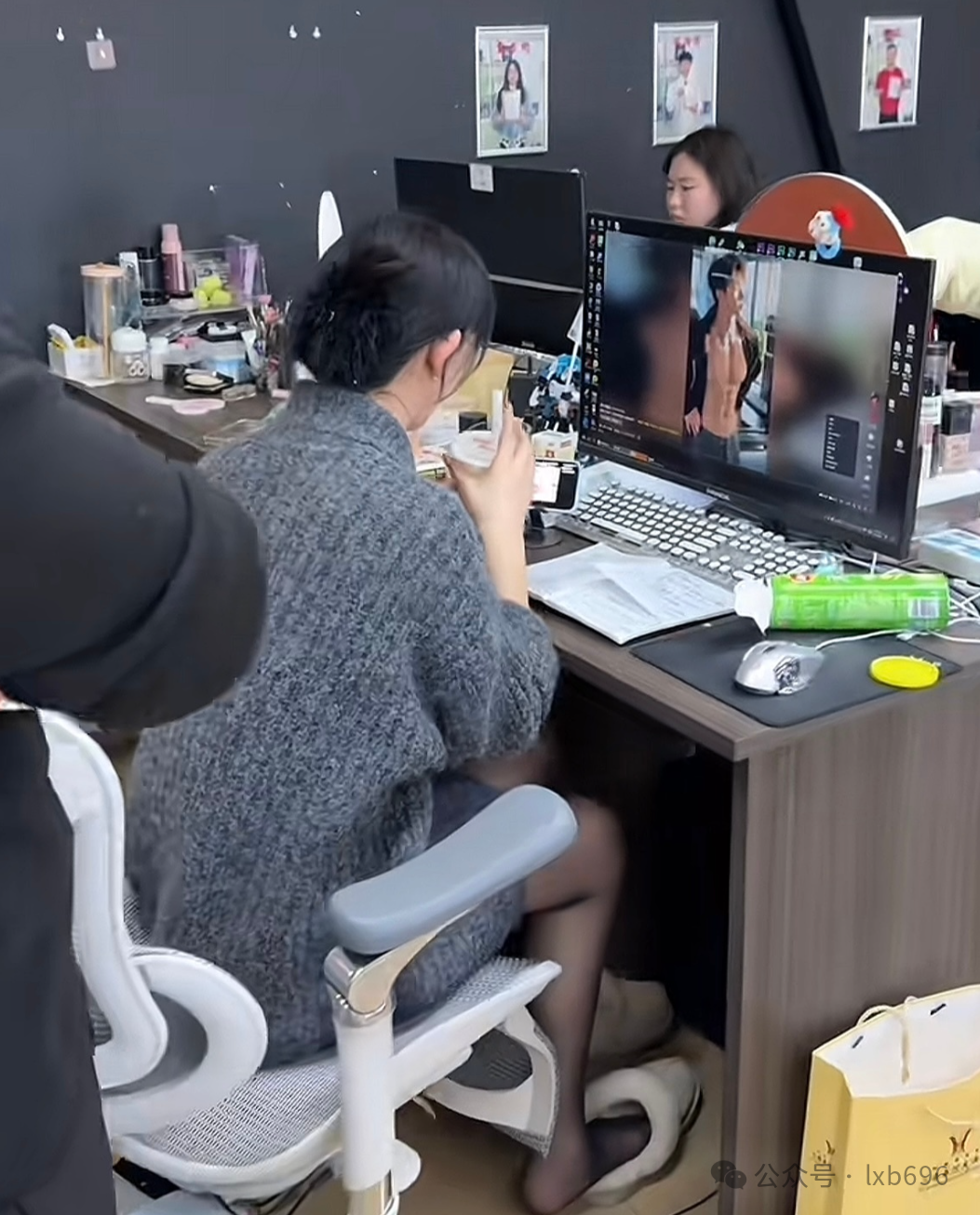 这位妹妹是来正经上班的吗？-51吃瓜网 - 吃瓜群众最爱的吃瓜网站