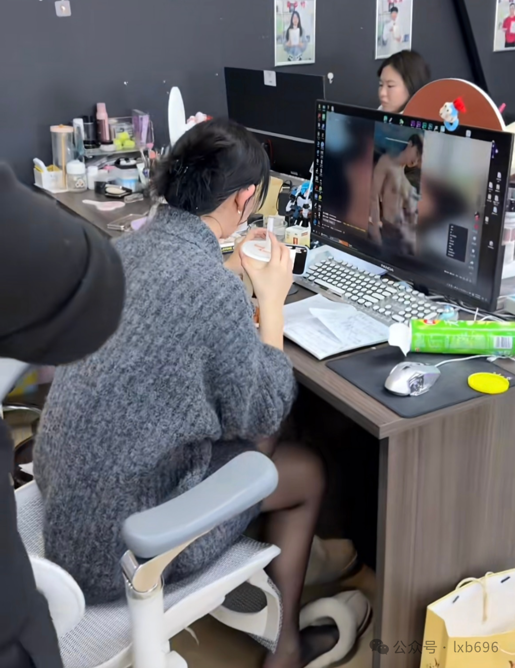 这位妹妹是来正经上班的吗？-51吃瓜网 - 吃瓜群众最爱的吃瓜网站